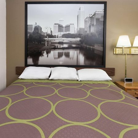 Super 8 by Wyndham Columbus Motel Bagian luar foto
