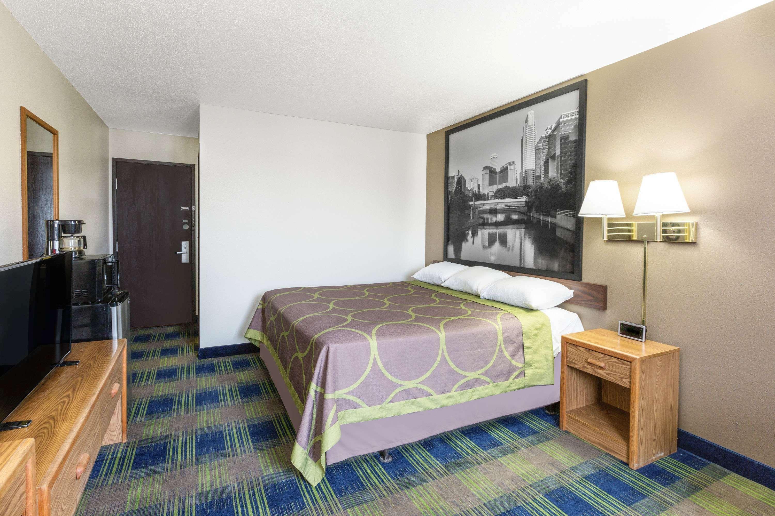 Super 8 by Wyndham Columbus Motel Bagian luar foto