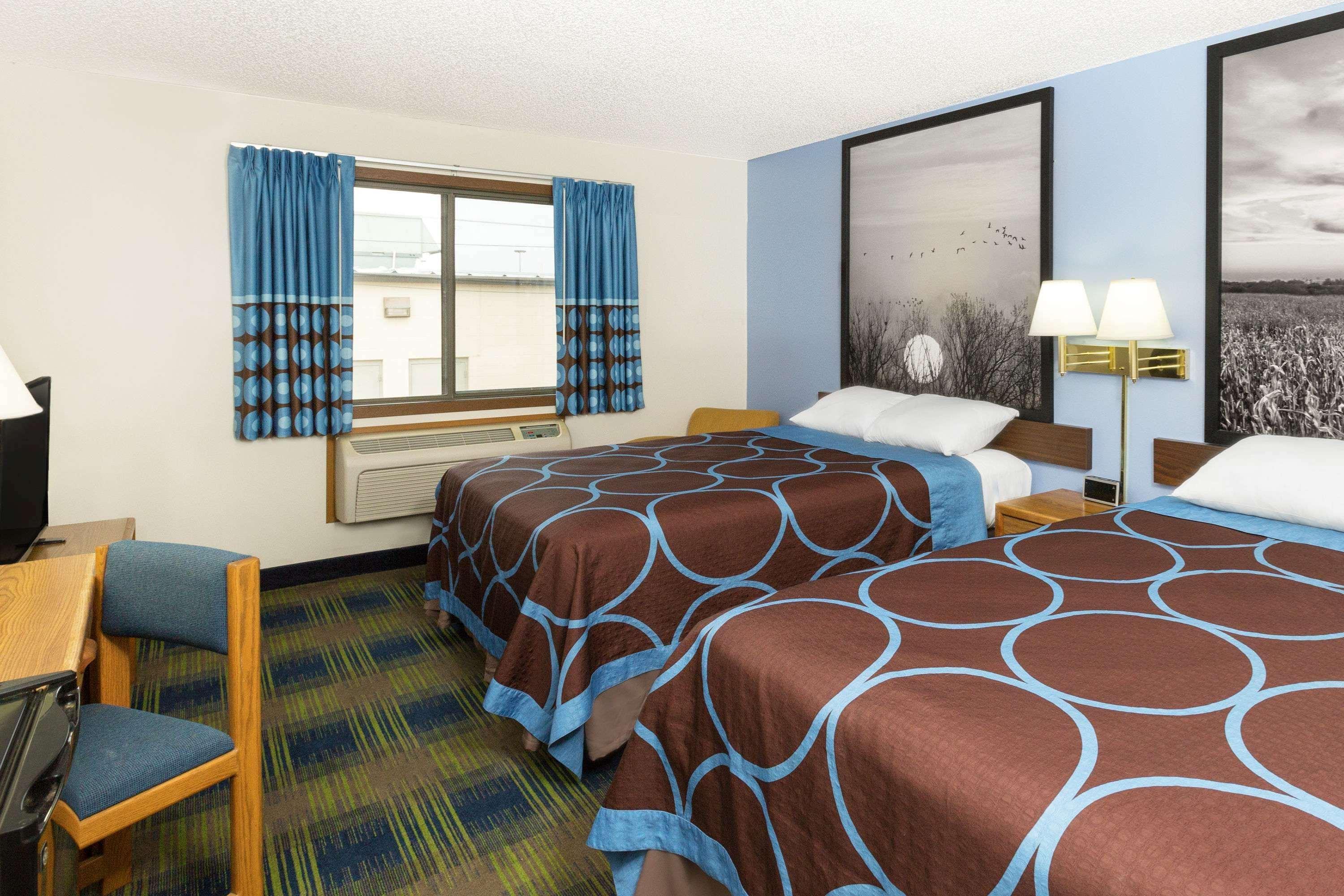Super 8 by Wyndham Columbus Motel Bagian luar foto