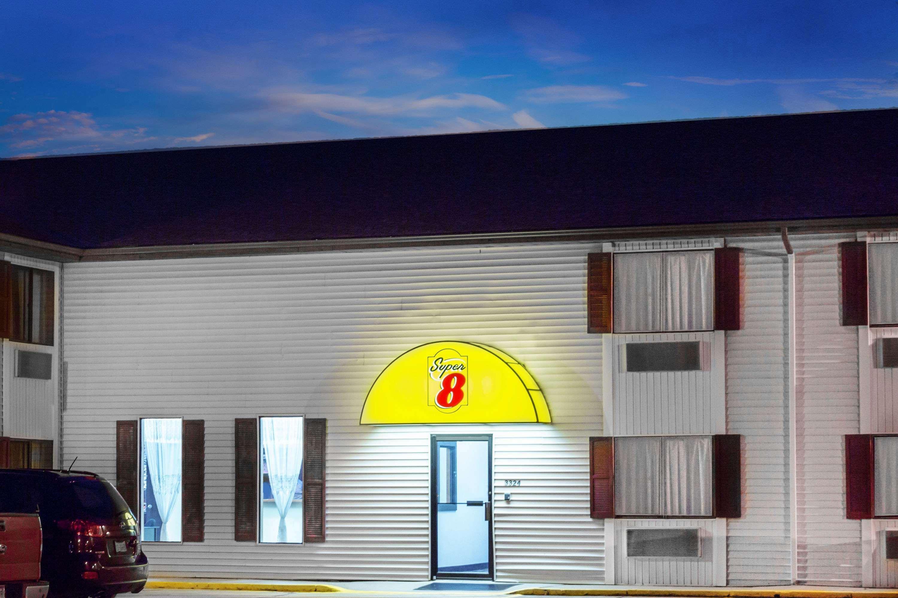 Super 8 by Wyndham Columbus Motel Bagian luar foto