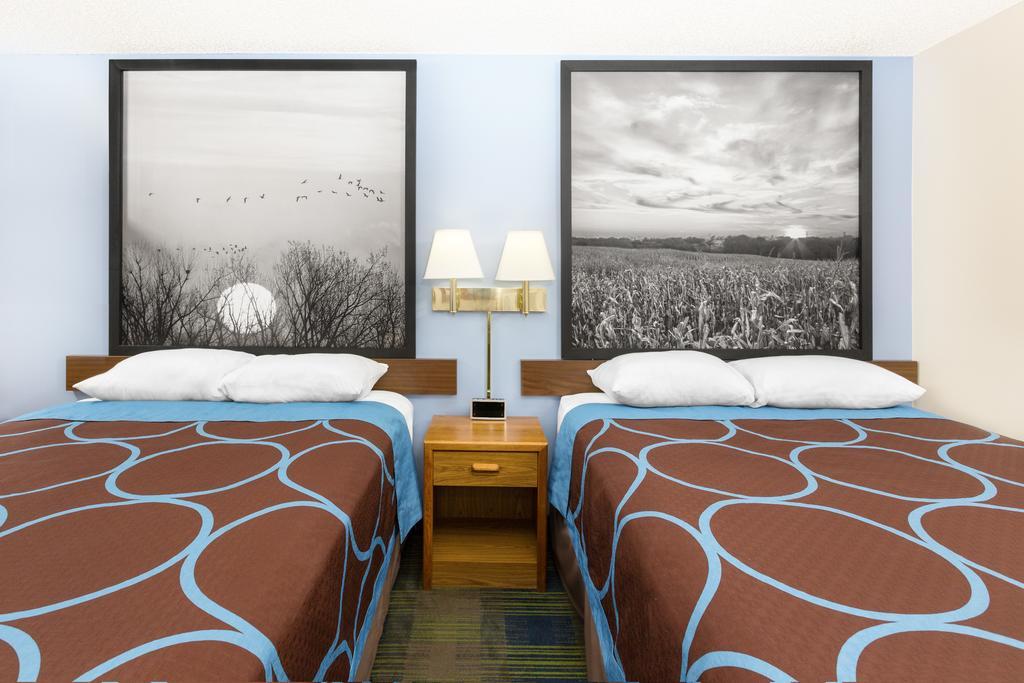 Super 8 by Wyndham Columbus Motel Bagian luar foto