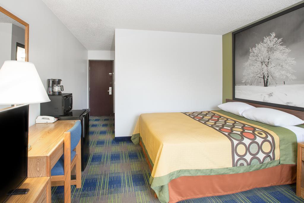 Super 8 by Wyndham Columbus Motel Bagian luar foto