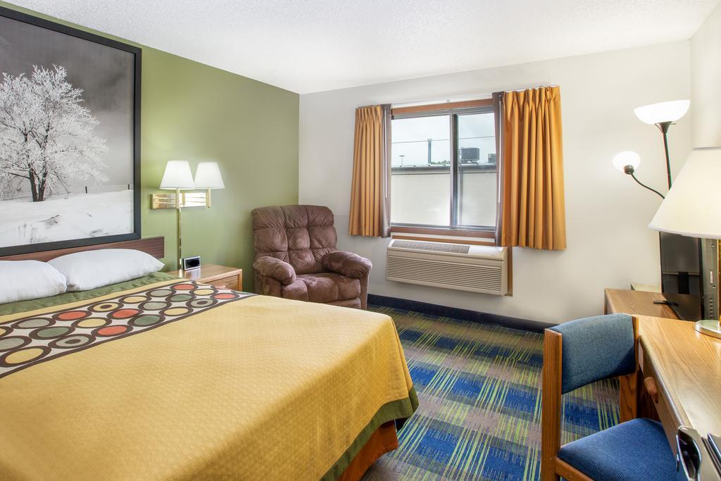 Super 8 by Wyndham Columbus Motel Bagian luar foto
