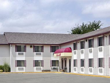 Super 8 by Wyndham Columbus Motel Bagian luar foto