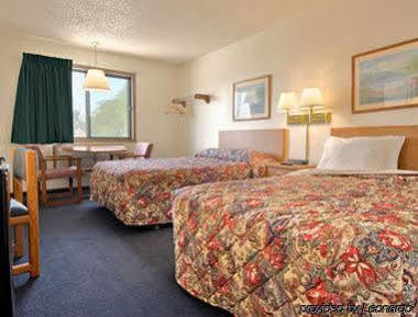 Super 8 by Wyndham Columbus Motel Bagian luar foto