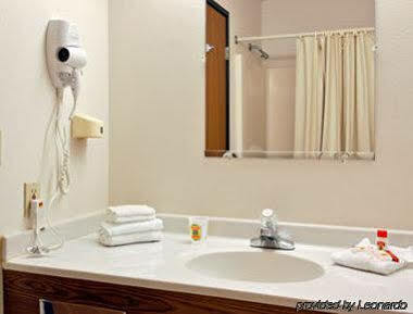 Super 8 by Wyndham Columbus Motel Bagian luar foto